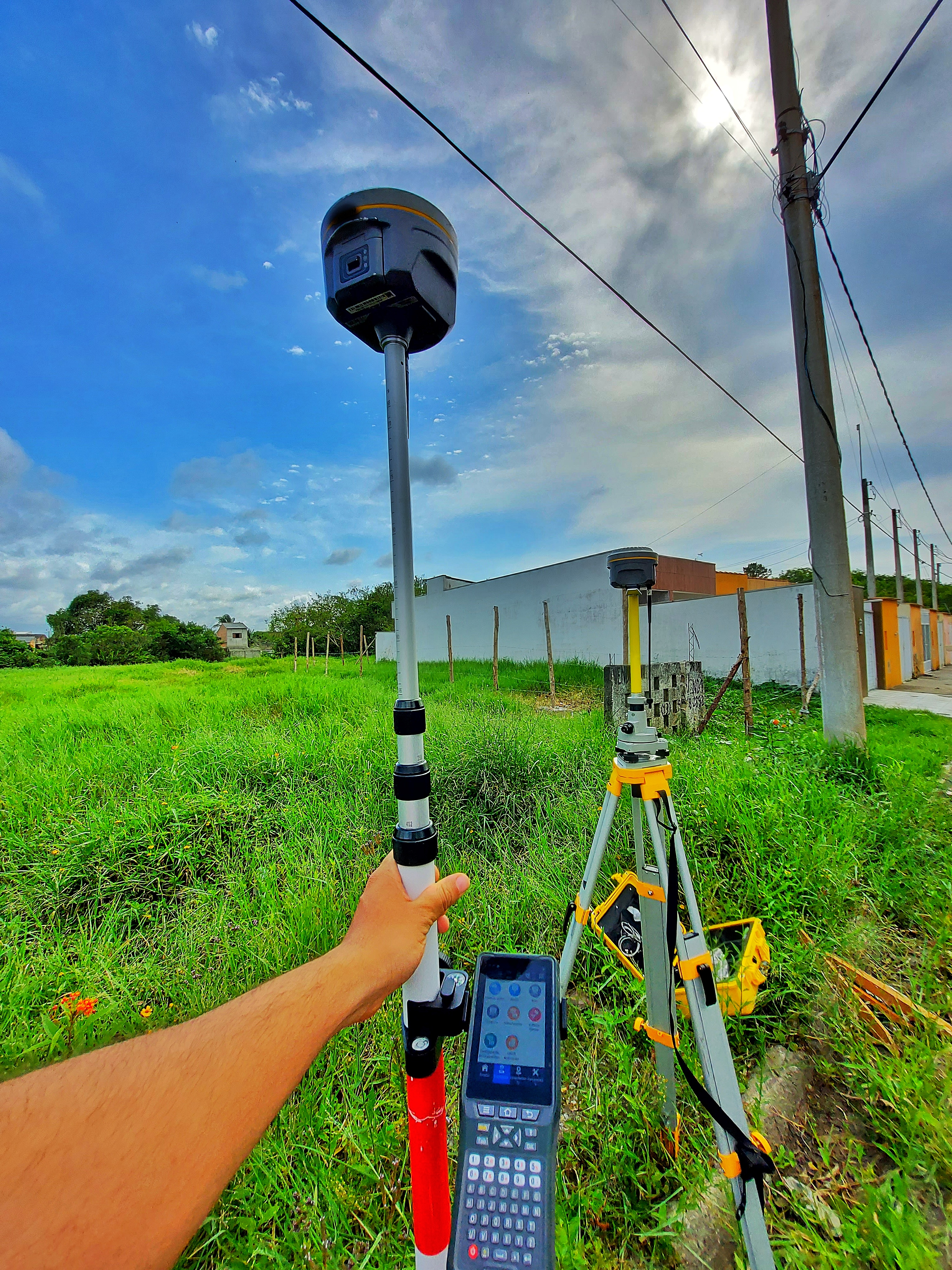 GPS RTK e estação total em campo urbano
