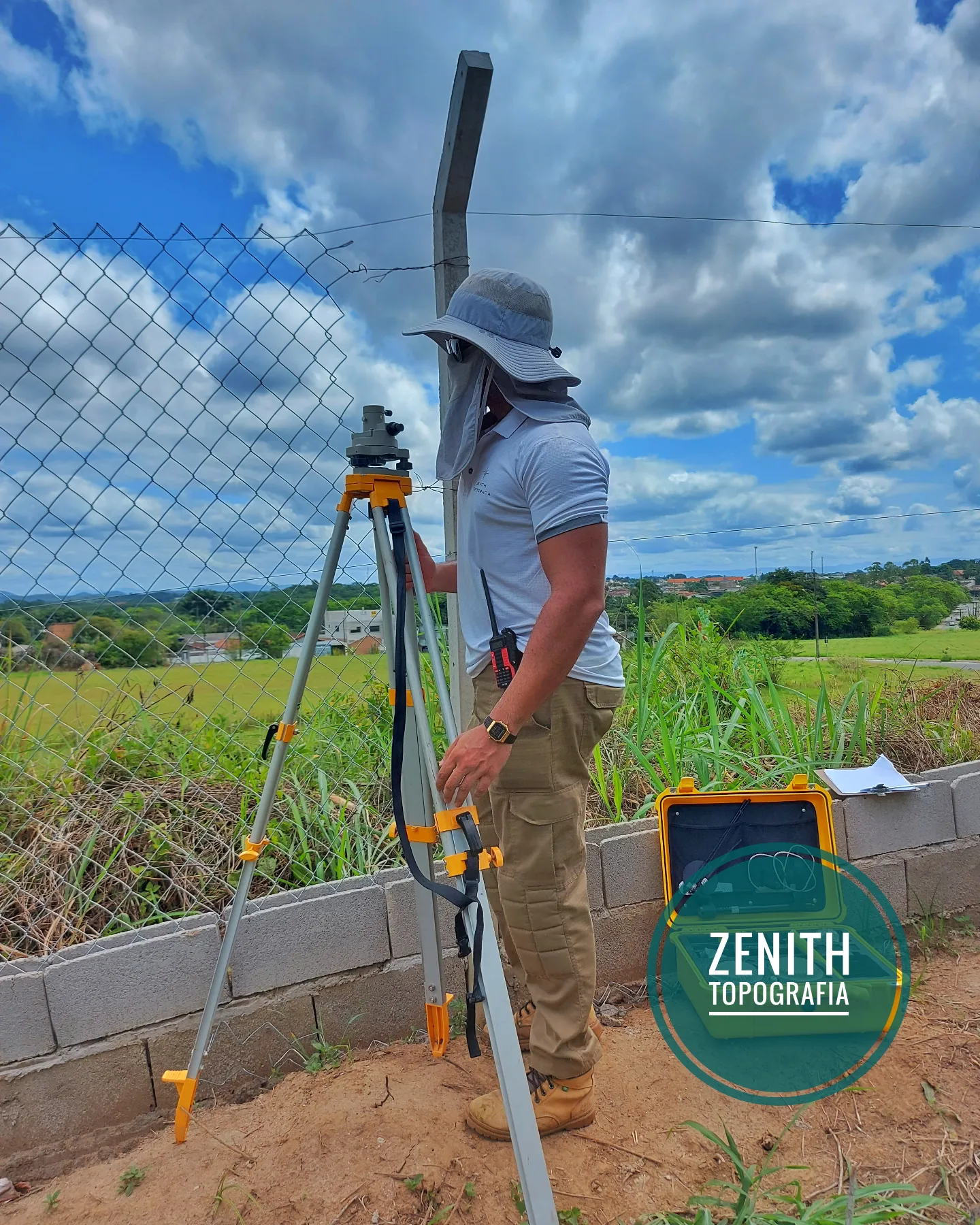 Engenheiro com estação total em campo