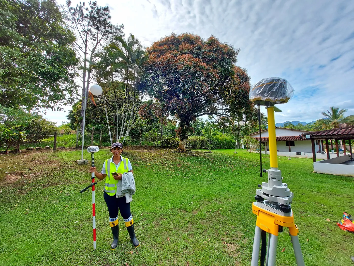 Equipe com GPS RTK em propriedade rural